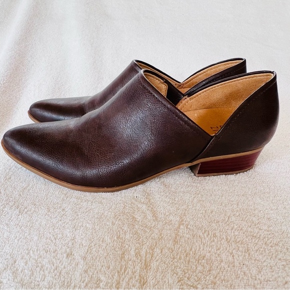 SoftWalk Dark Brown Leather Flats - Picture 10 of 12